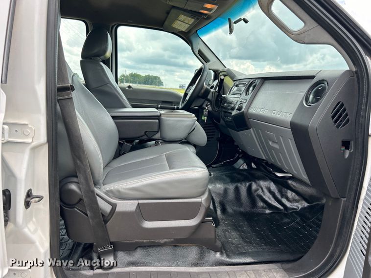 image for item DO6537 2014 Ford F350 Super Duty  Crew Cab flatbed pickup truck