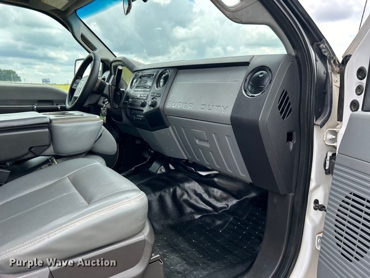 image for item DO6537 2014 Ford F350 Super Duty  Crew Cab flatbed pickup truck