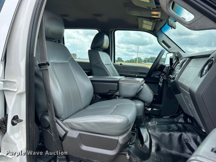 image for item DO6537 2014 Ford F350 Super Duty  Crew Cab flatbed pickup truck