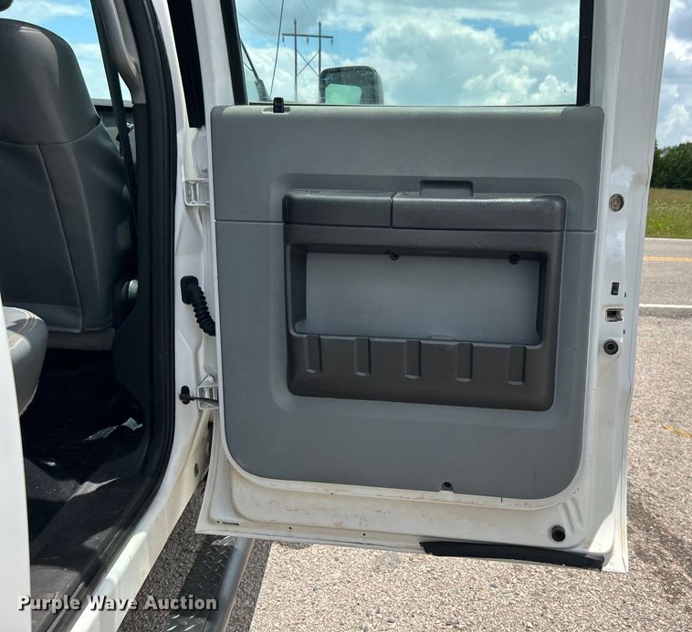 image for item DO6537 2014 Ford F350 Super Duty  Crew Cab flatbed pickup truck