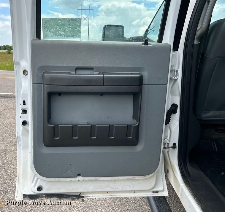 image for item DO6537 2014 Ford F350 Super Duty  Crew Cab flatbed pickup truck