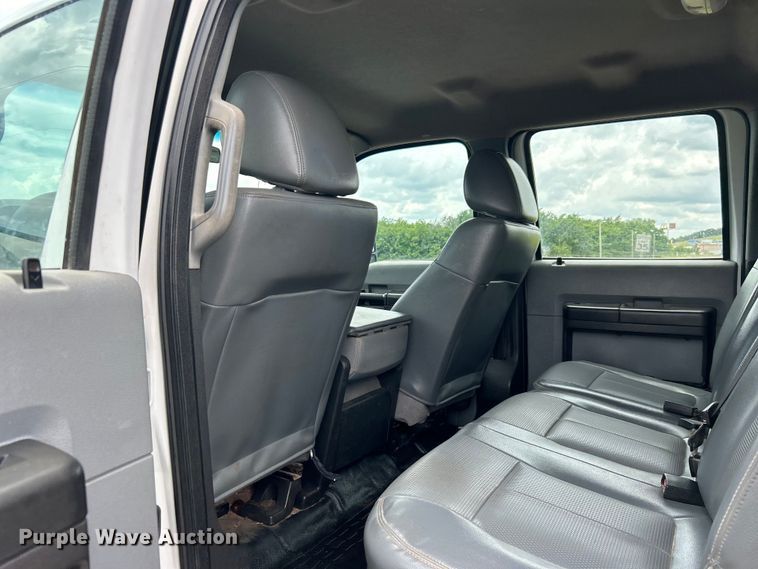 image for item DO6537 2014 Ford F350 Super Duty  Crew Cab flatbed pickup truck