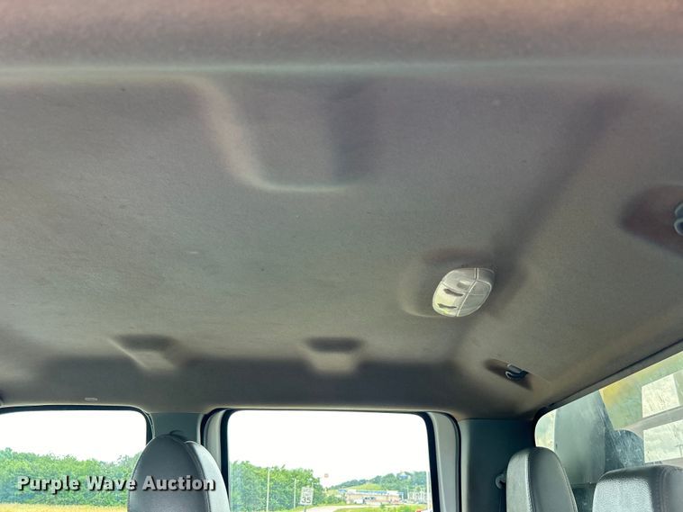 image for item DO6537 2014 Ford F350 Super Duty  Crew Cab flatbed pickup truck