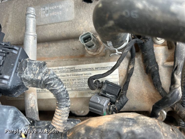 image for item DO6537 2014 Ford F350 Super Duty  Crew Cab flatbed pickup truck