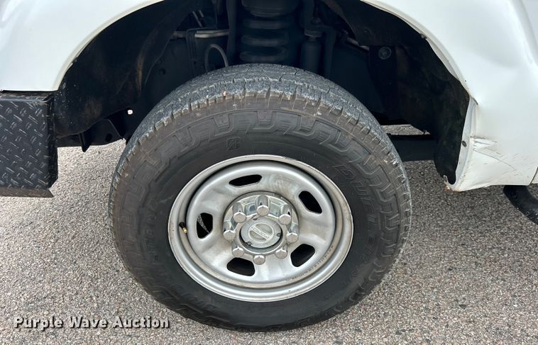 image for item DO6537 2014 Ford F350 Super Duty  Crew Cab flatbed pickup truck