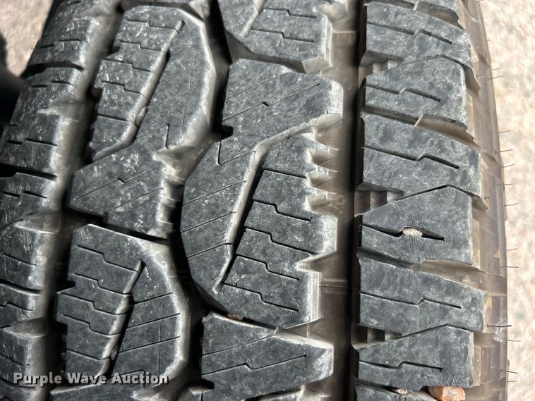 image for item DO6537 2014 Ford F350 Super Duty  Crew Cab flatbed pickup truck