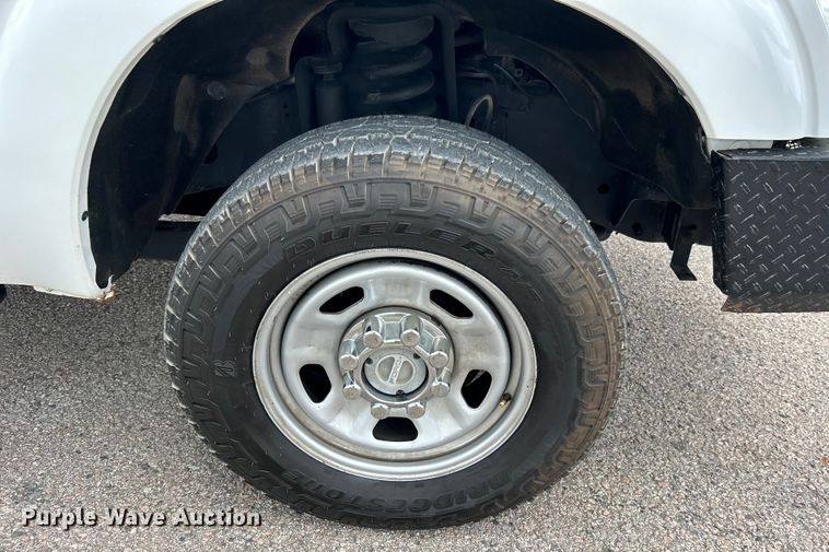 image for item DO6537 2014 Ford F350 Super Duty  Crew Cab flatbed pickup truck