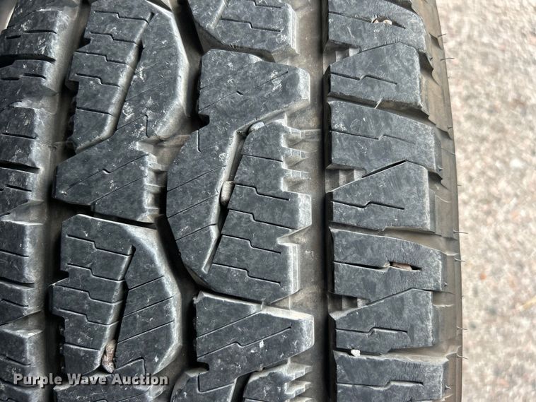 image for item DO6537 2014 Ford F350 Super Duty  Crew Cab flatbed pickup truck