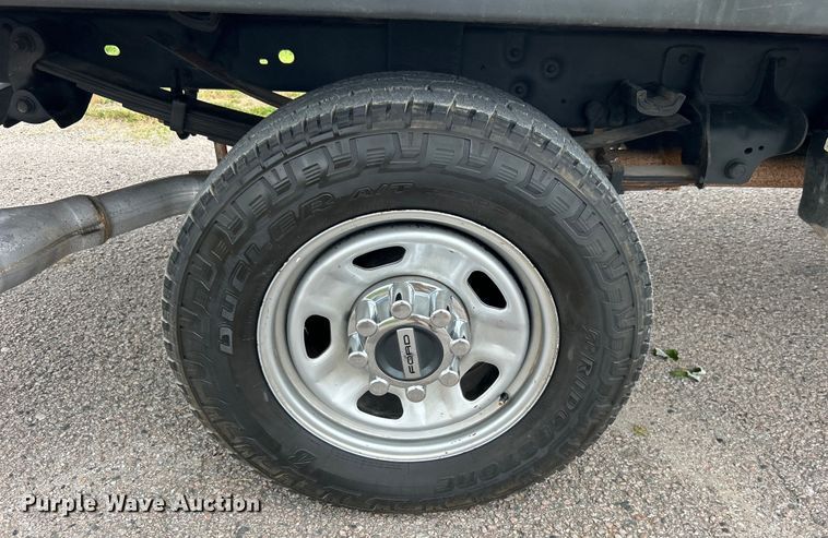 image for item DO6537 2014 Ford F350 Super Duty  Crew Cab flatbed pickup truck