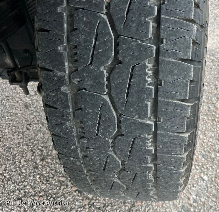 image for item DO6537 2014 Ford F350 Super Duty  Crew Cab flatbed pickup truck