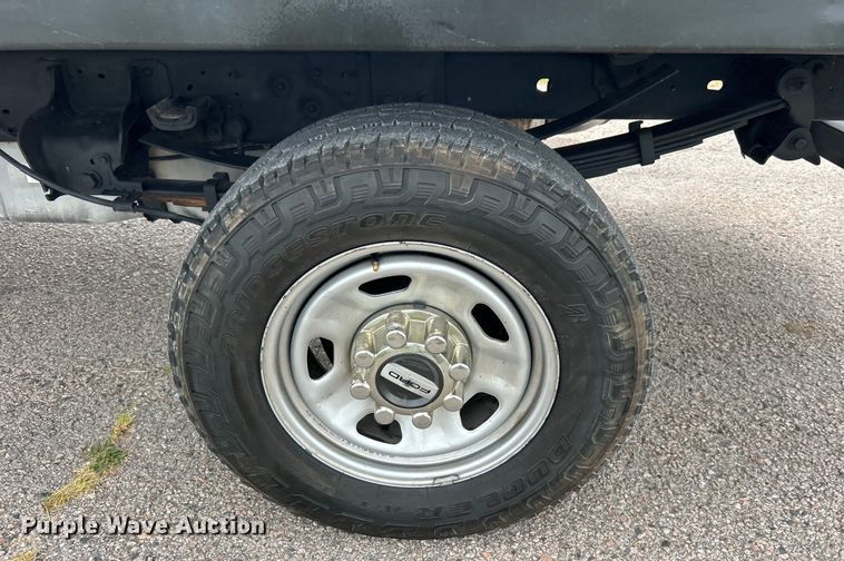 image for item DO6537 2014 Ford F350 Super Duty  Crew Cab flatbed pickup truck