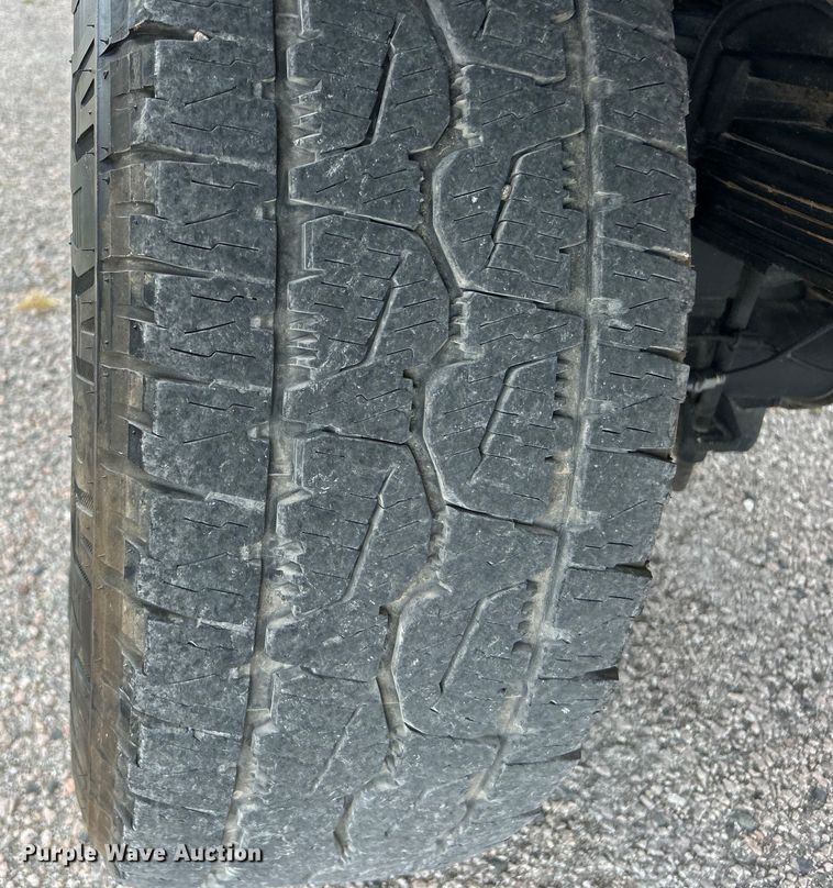 image for item DO6537 2014 Ford F350 Super Duty  Crew Cab flatbed pickup truck