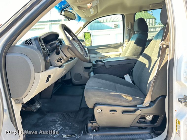 image for item DO6556 2012 Chevrolet  Silverado 2500HD Crew Cab pickup truck