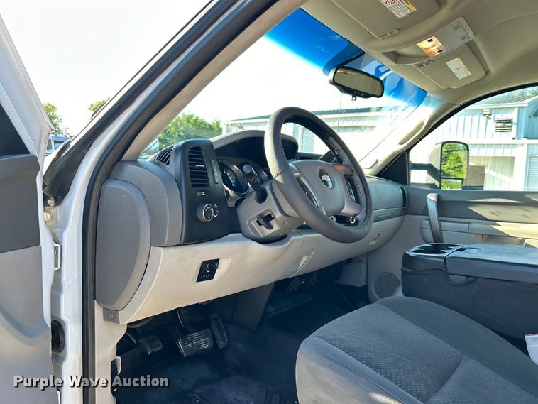 image for item DO6556 2012 Chevrolet  Silverado 2500HD Crew Cab pickup truck