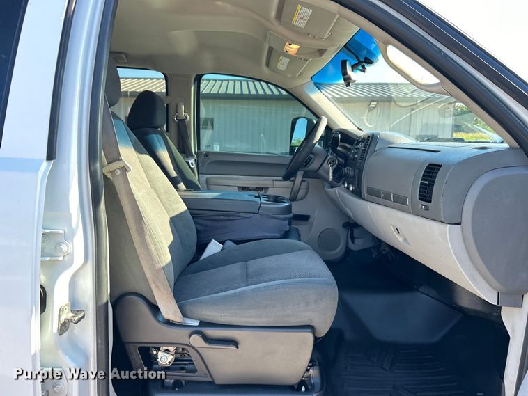 image for item DO6556 2012 Chevrolet  Silverado 2500HD Crew Cab pickup truck