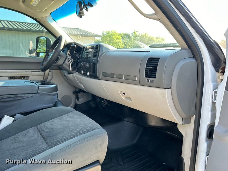 image for item DO6556 2012 Chevrolet  Silverado 2500HD Crew Cab pickup truck