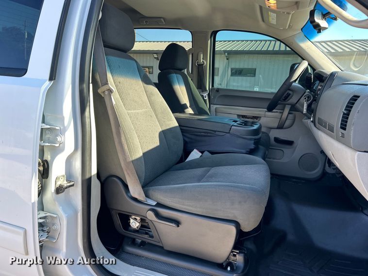 image for item DO6556 2012 Chevrolet  Silverado 2500HD Crew Cab pickup truck