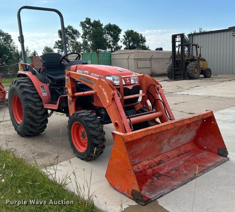 image for item DO6567 2011 Kubota B3300SU MFWD tractor