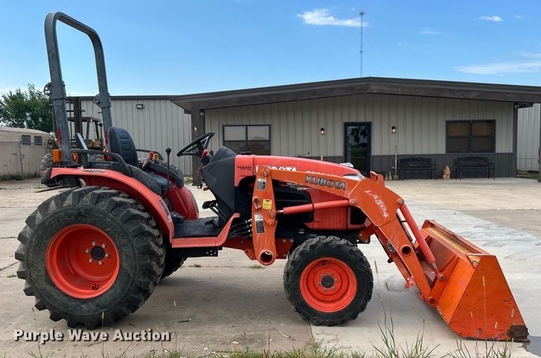 image for item DO6567 2011 Kubota B3300SU MFWD tractor