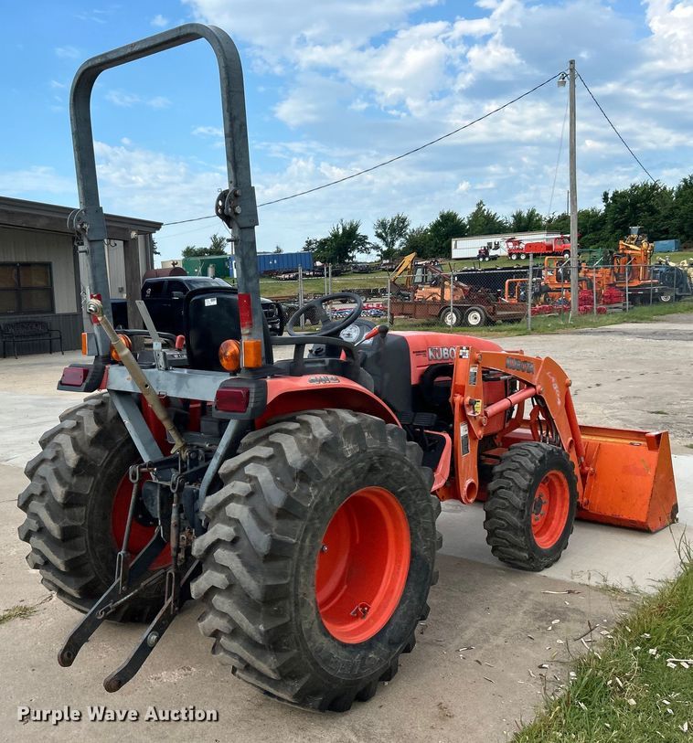 image for item DO6567 2011 Kubota B3300SU MFWD tractor