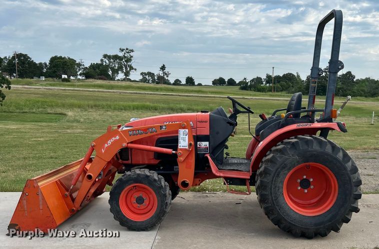 image for item DO6567 2011 Kubota B3300SU MFWD tractor