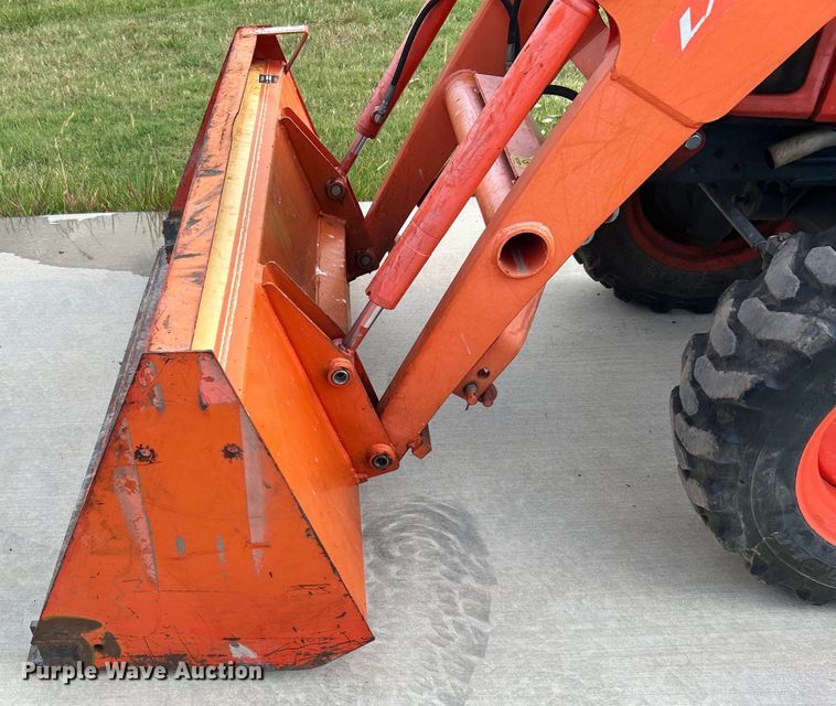 image for item DO6567 2011 Kubota B3300SU MFWD tractor