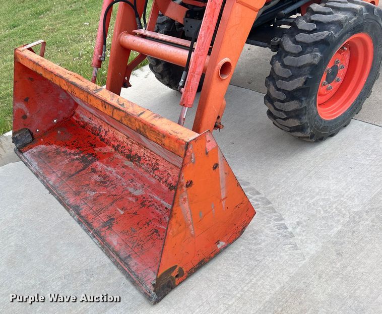 image for item DO6567 2011 Kubota B3300SU MFWD tractor