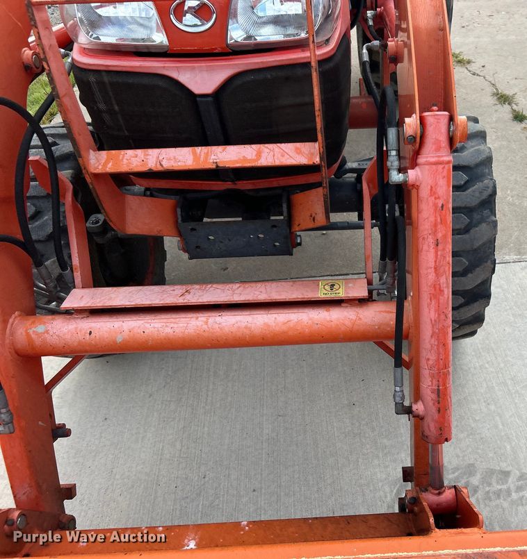 image for item DO6567 2011 Kubota B3300SU MFWD tractor