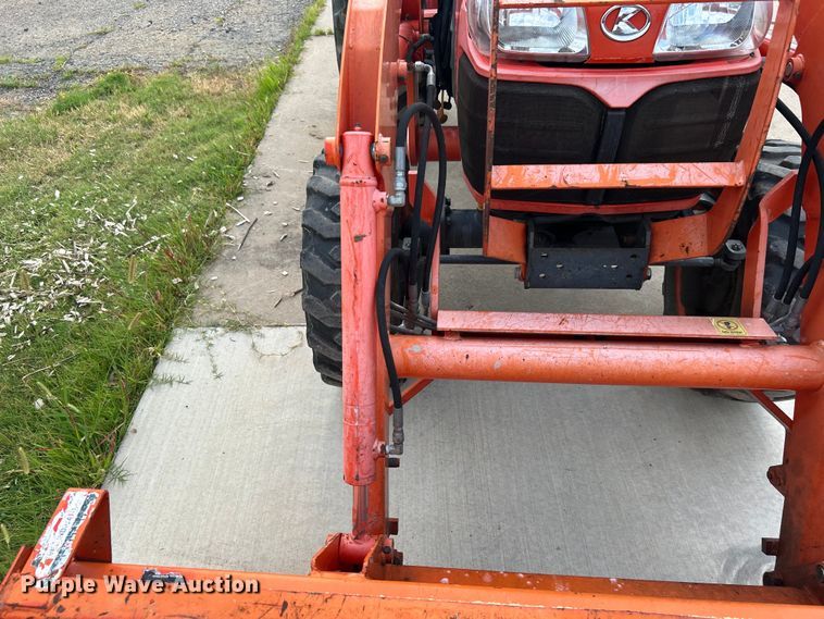 image for item DO6567 2011 Kubota B3300SU MFWD tractor