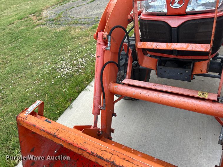 image for item DO6567 2011 Kubota B3300SU MFWD tractor