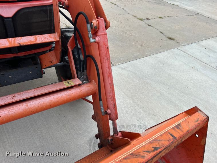 image for item DO6567 2011 Kubota B3300SU MFWD tractor