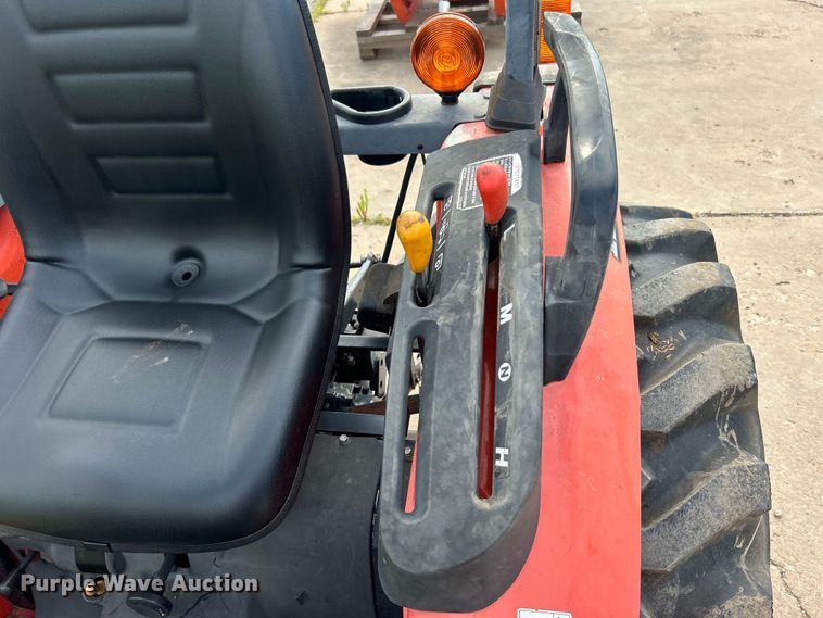 image for item DO6567 2011 Kubota B3300SU MFWD tractor