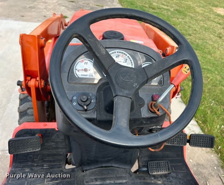 image for item DO6567 2011 Kubota B3300SU MFWD tractor