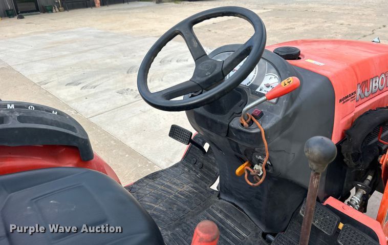 image for item DO6567 2011 Kubota B3300SU MFWD tractor