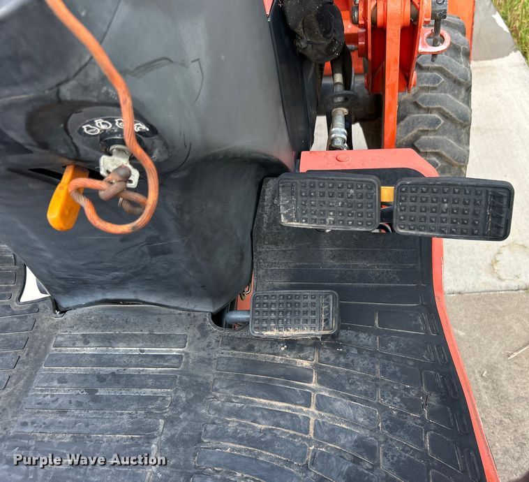 image for item DO6567 2011 Kubota B3300SU MFWD tractor