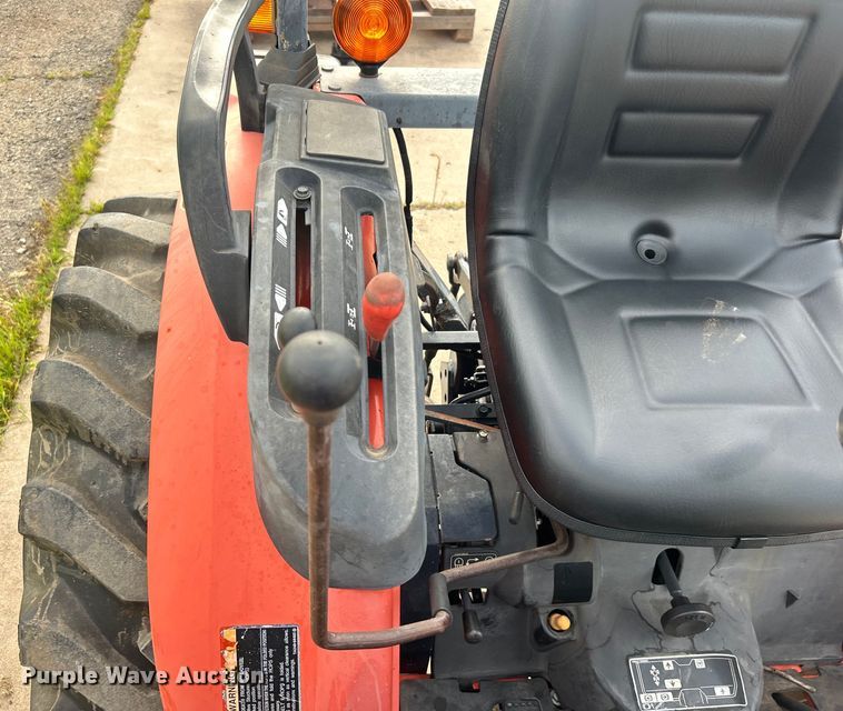 image for item DO6567 2011 Kubota B3300SU MFWD tractor