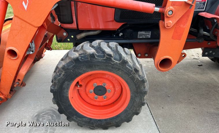 image for item DO6567 2011 Kubota B3300SU MFWD tractor