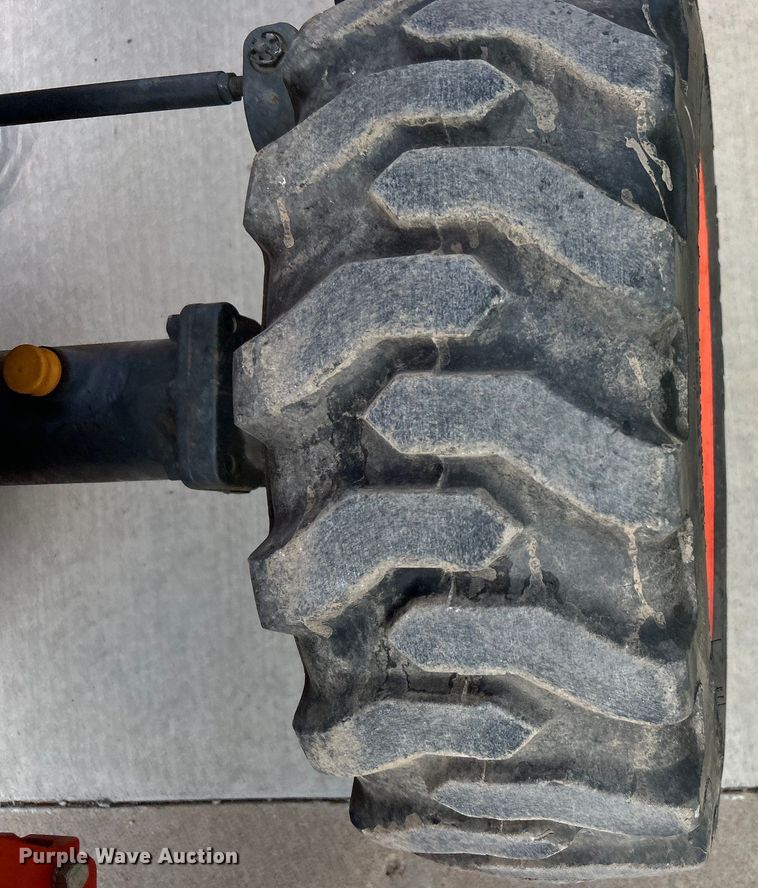 image for item DO6567 2011 Kubota B3300SU MFWD tractor