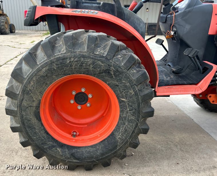 image for item DO6567 2011 Kubota B3300SU MFWD tractor