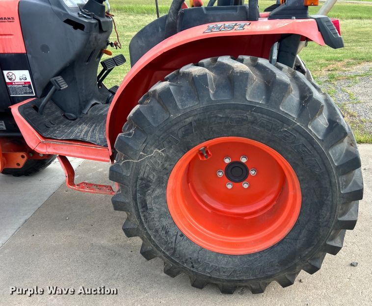 image for item DO6567 2011 Kubota B3300SU MFWD tractor