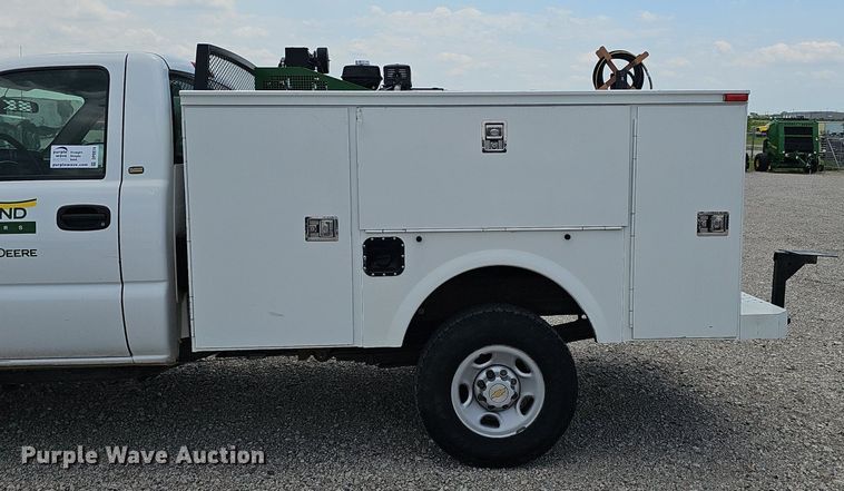 image for item DP0974 2005 Chevrolet Silverado 2500HD  utility bed pickup truck