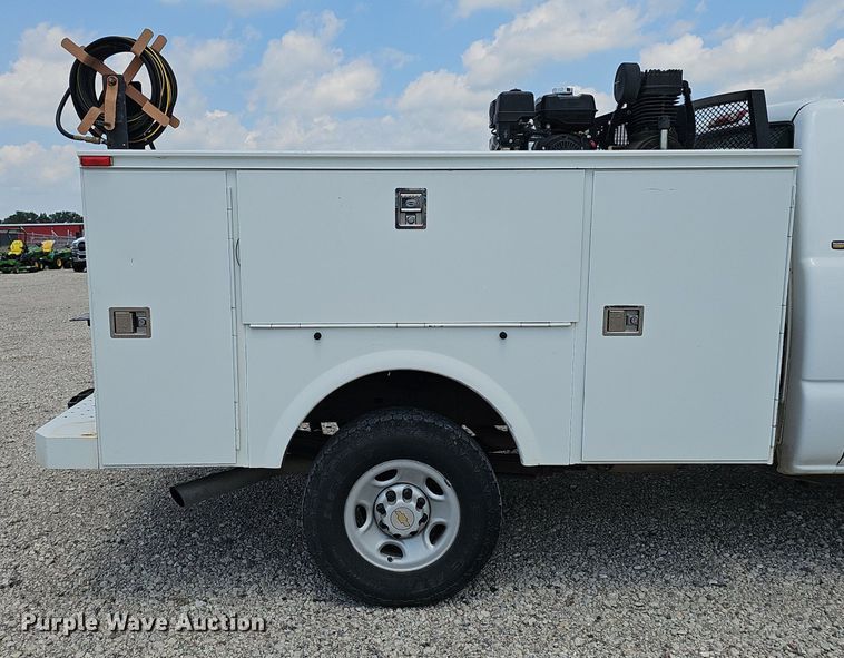 image for item DP0974 2005 Chevrolet Silverado 2500HD  utility bed pickup truck