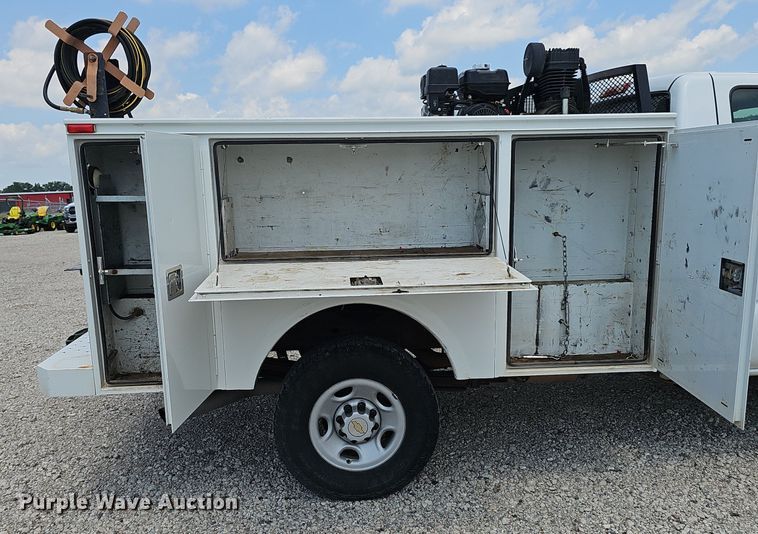 image for item DP0974 2005 Chevrolet Silverado 2500HD  utility bed pickup truck