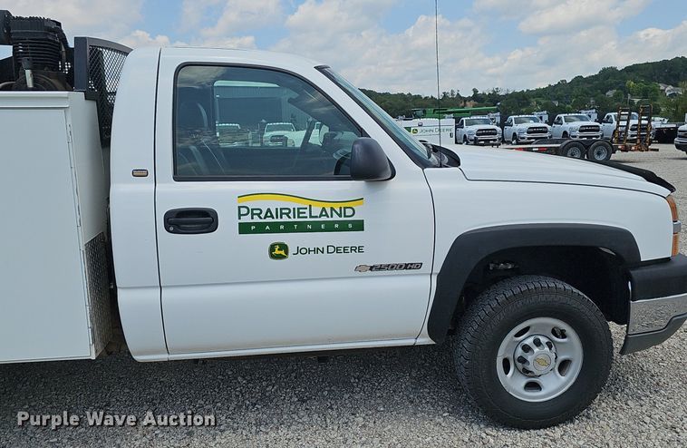 image for item DP0974 2005 Chevrolet Silverado 2500HD  utility bed pickup truck