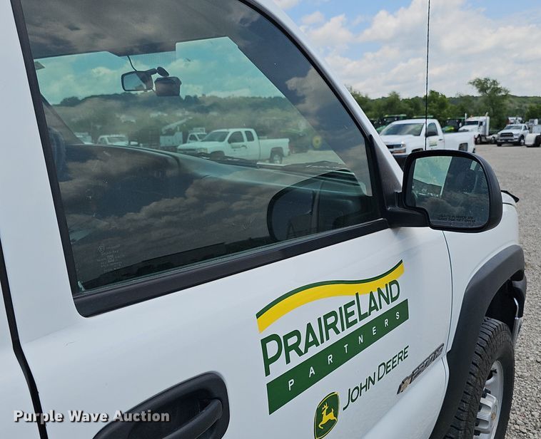 image for item DP0974 2005 Chevrolet Silverado 2500HD  utility bed pickup truck