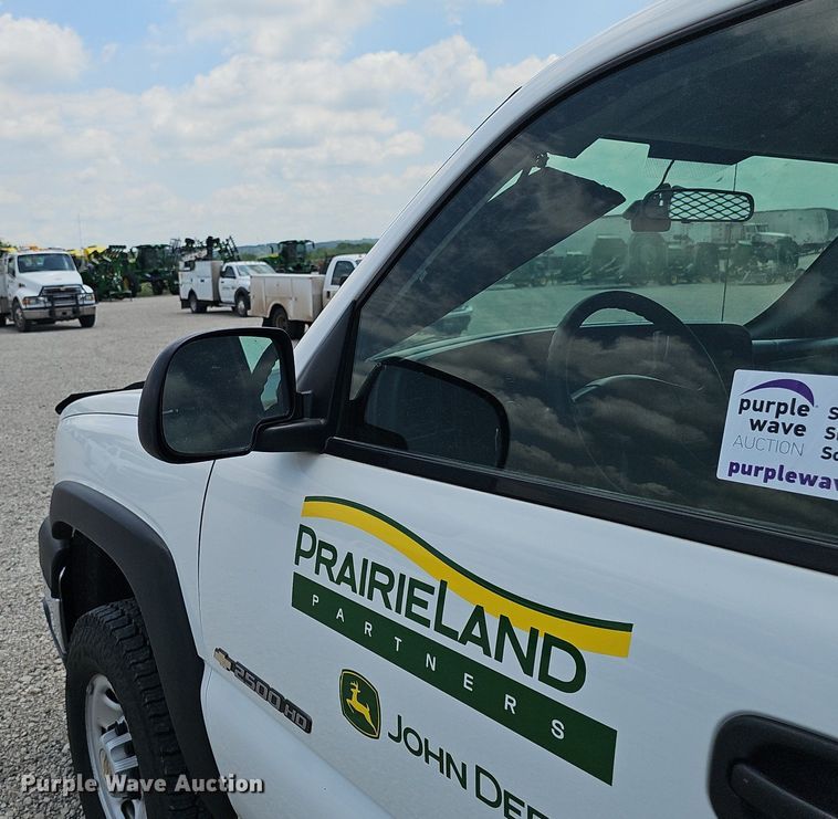 image for item DP0974 2005 Chevrolet Silverado 2500HD  utility bed pickup truck