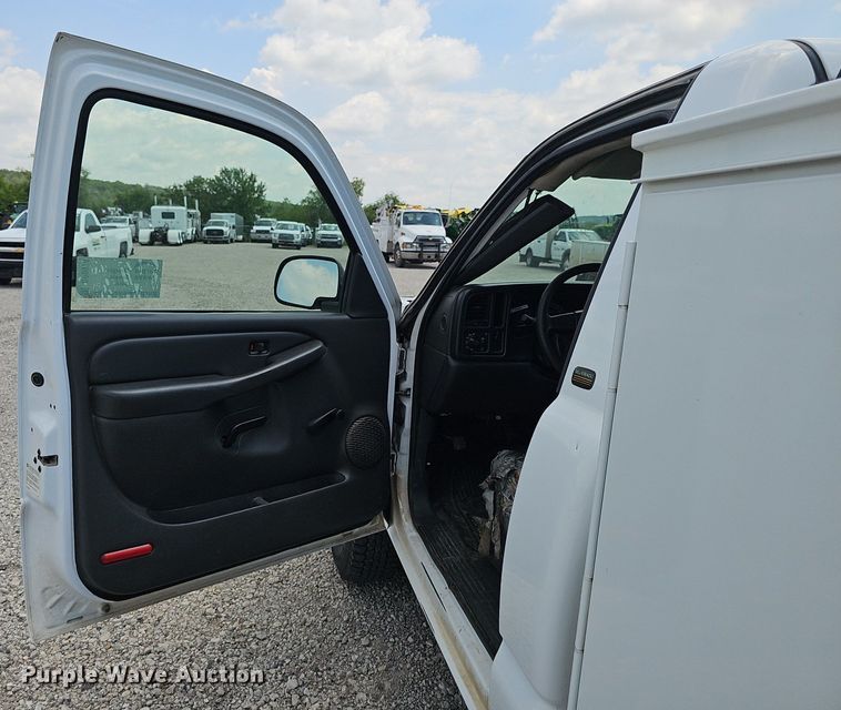 image for item DP0974 2005 Chevrolet Silverado 2500HD  utility bed pickup truck