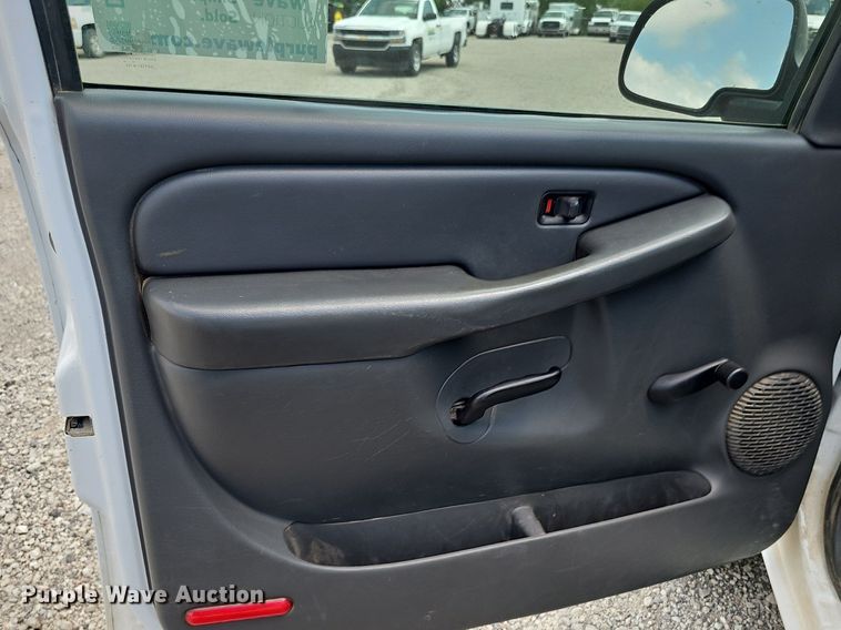 image for item DP0974 2005 Chevrolet Silverado 2500HD  utility bed pickup truck