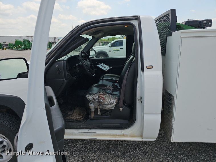 image for item DP0974 2005 Chevrolet Silverado 2500HD  utility bed pickup truck