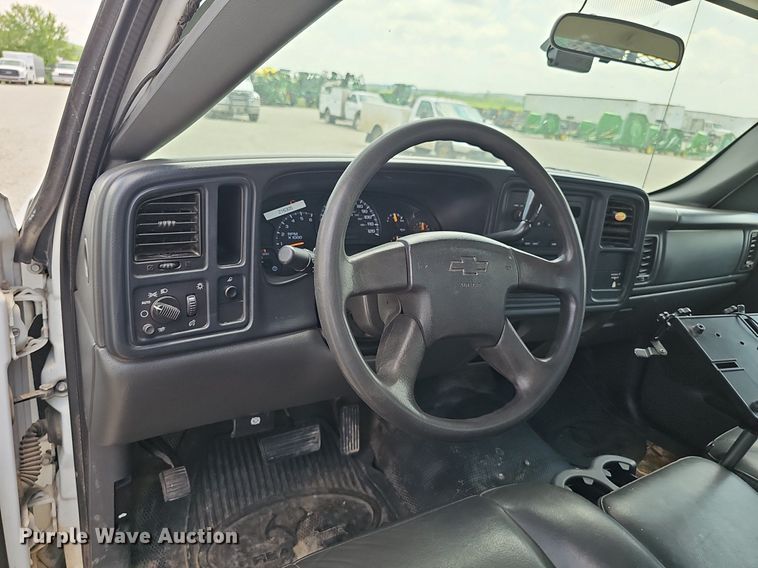 image for item DP0974 2005 Chevrolet Silverado 2500HD  utility bed pickup truck